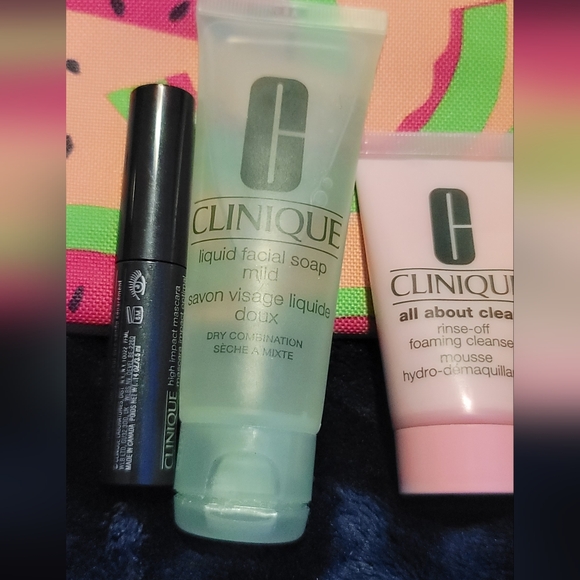 Clinique Full Size Dramatically Different Moisturizing Lotion and Bonus Gift Bag - Picture 5 of 6